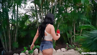 Milf Tóc Nâu Cho Handjob Và Nhận Tinh Trùng Trong Thành Phố