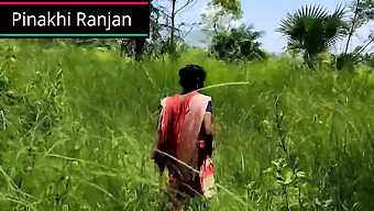 Une Adolescente Amateur D'Un Village Indien Profite De Jeux Anaux Cachés